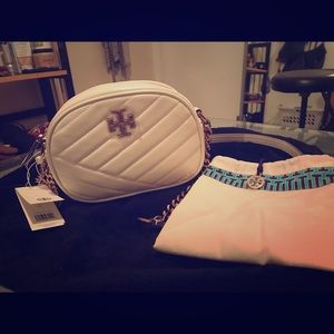 TORY BURCH (Kira chevron small camera bag)
